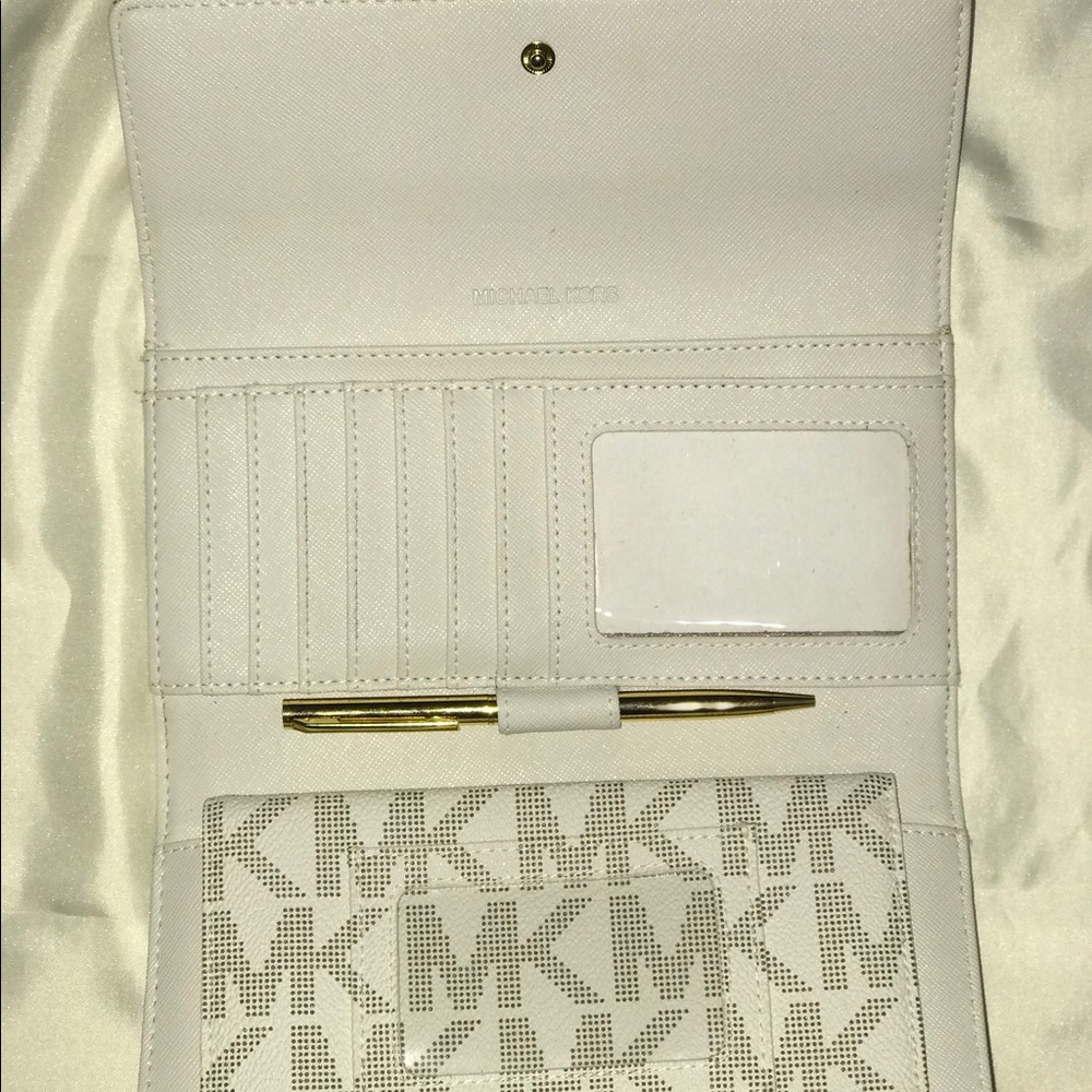 Micheal Kors Medium Convertible Satchel w/ wallet - Picture 3 of 4